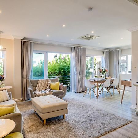 Lejlighed i Camps Bay på 0 m². Soveværelser: 2. Private badeværelser: 1. Kapstaden Eksteriør billede