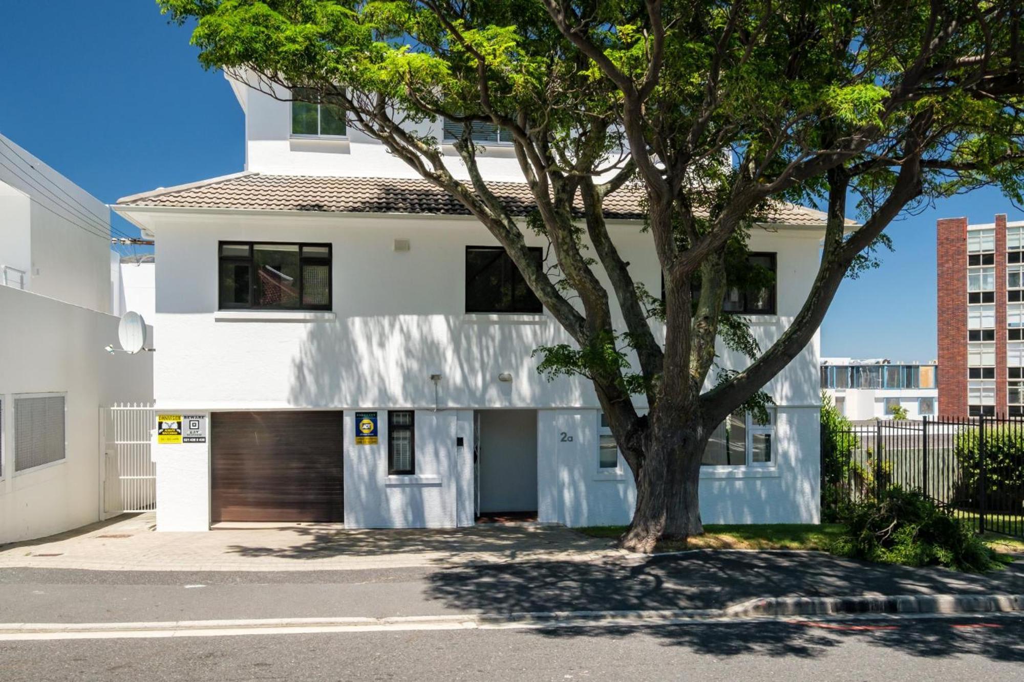 Lejlighed i Camps Bay på 0 m². Soveværelser: 2. Private badeværelser: 1. Kapstaden Eksteriør billede