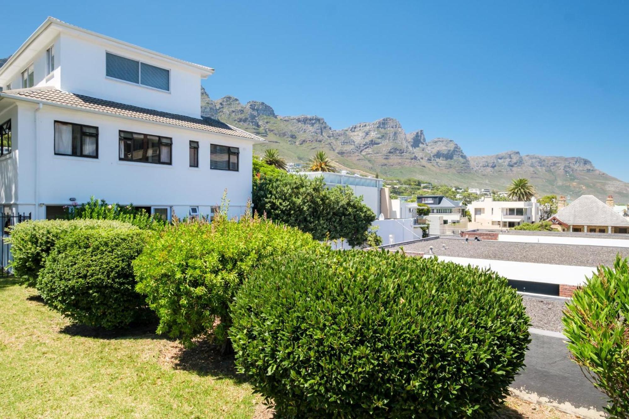 Lejlighed i Camps Bay på 0 m². Soveværelser: 2. Private badeværelser: 1. Kapstaden Eksteriør billede