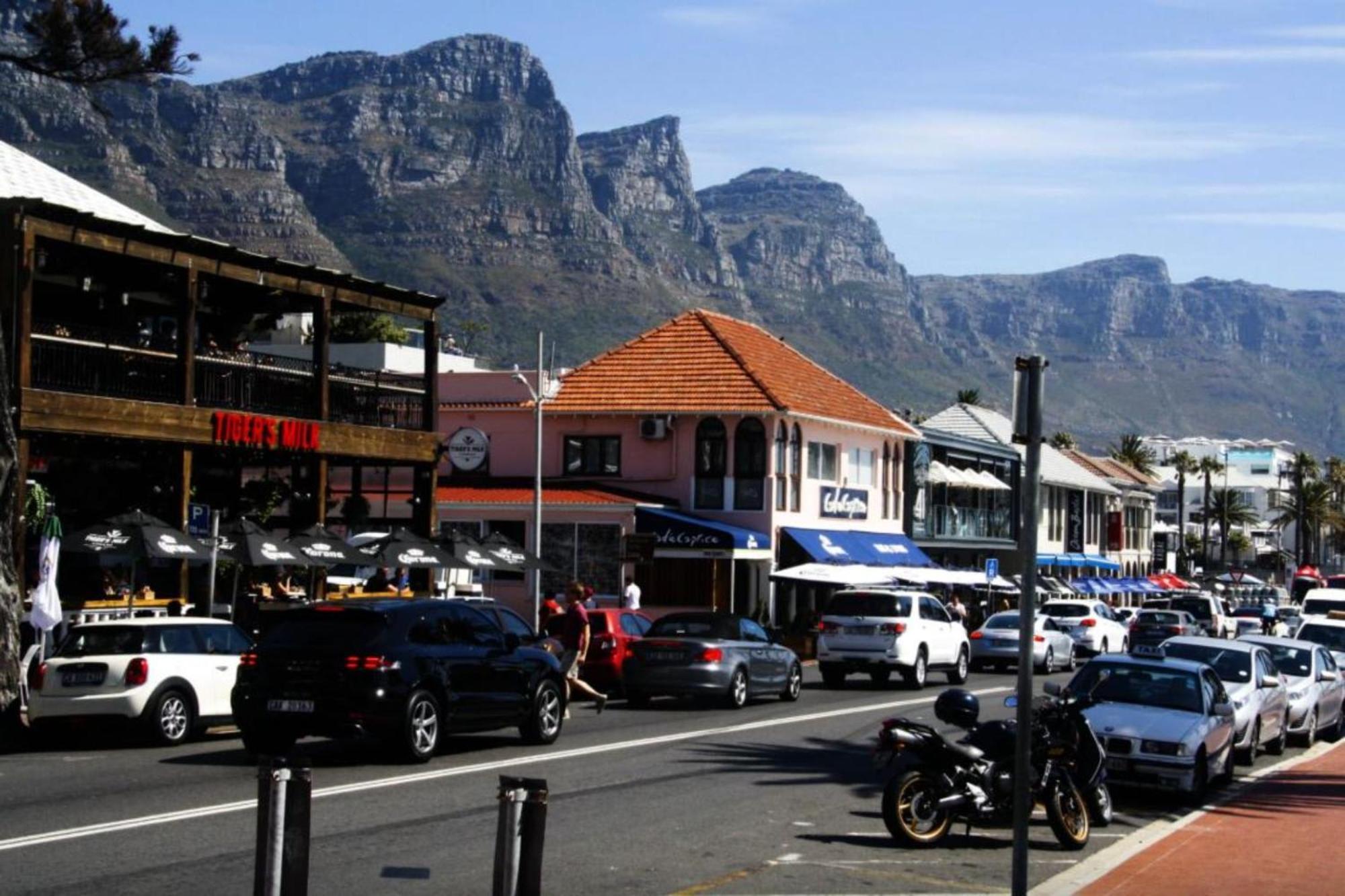 Lejlighed i Camps Bay på 0 m². Soveværelser: 2. Private badeværelser: 1. Kapstaden Eksteriør billede