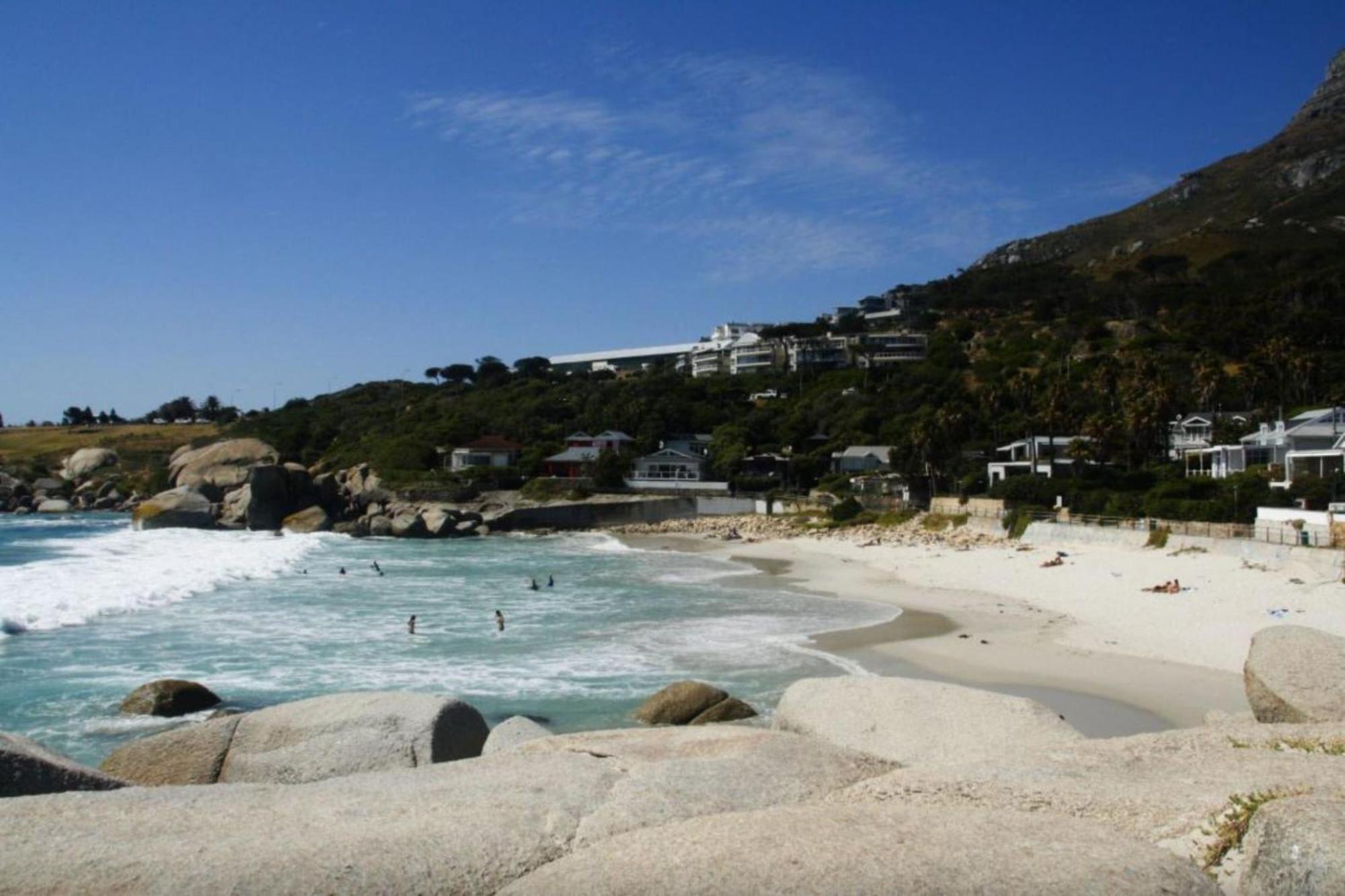Lejlighed i Camps Bay på 0 m². Soveværelser: 2. Private badeværelser: 1. Kapstaden Eksteriør billede